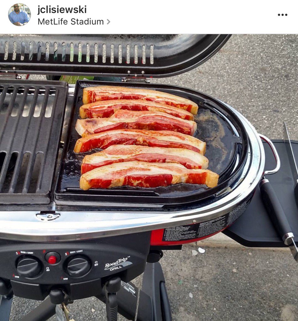 darrenrovell's tweet photo. Good Week 1 tailgating start for this Jets fan: Thick cut bacon on the grill https://t.co/Blvf1tYjyk