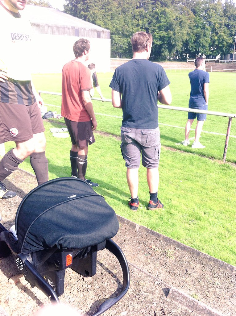 fcstpauli4's tweet photo. #NvdA4 Ex-Trainer Kuschel. Kuschelt jetzt als frisch gebackener Daddy rum. #fcsp4 #dievierte https://t.co/sHw40YY9L0