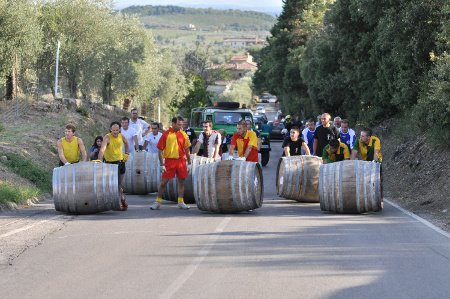info_berardenga's tweet photo. Dalle 16 ambientazione medievale e Palio delle botti a #SanGusmè con la #festadelluca2016, https://t.co/WU7GueKMJ7 https://t.co/N6htsFcRmL