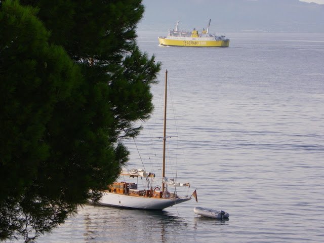 alcanadamca's tweet photo. La bahía de #Alcúdia ya no navegará en amarillo😢 La competencia hunde a todo un icono de nuestro paisaje marítimo. https://t.co/HwEUmKXSEg