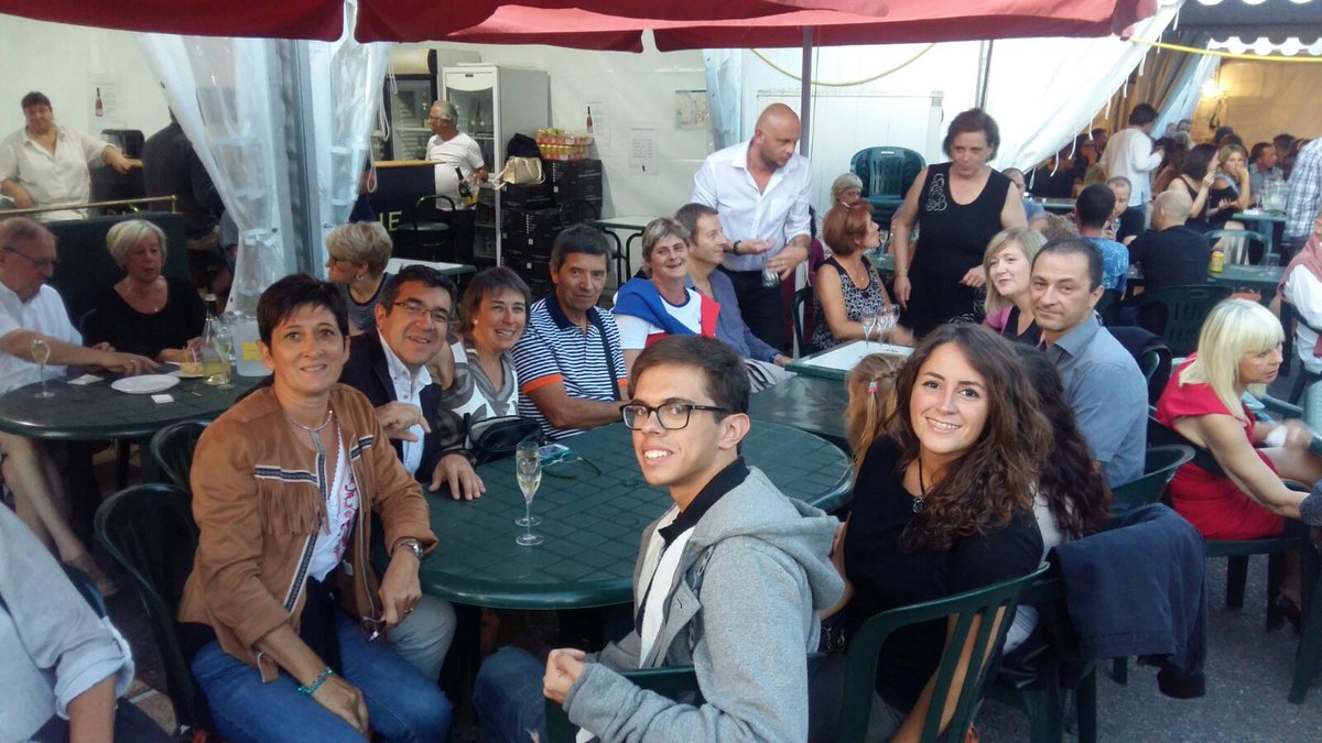 IntMobility's tweet photo. Les familles d'accueil Desfachelles, Czamar, Gascoin font découvrir la foire #sedan à leur étudiant BTS CI #erasmus https://t.co/PcJHNel10c