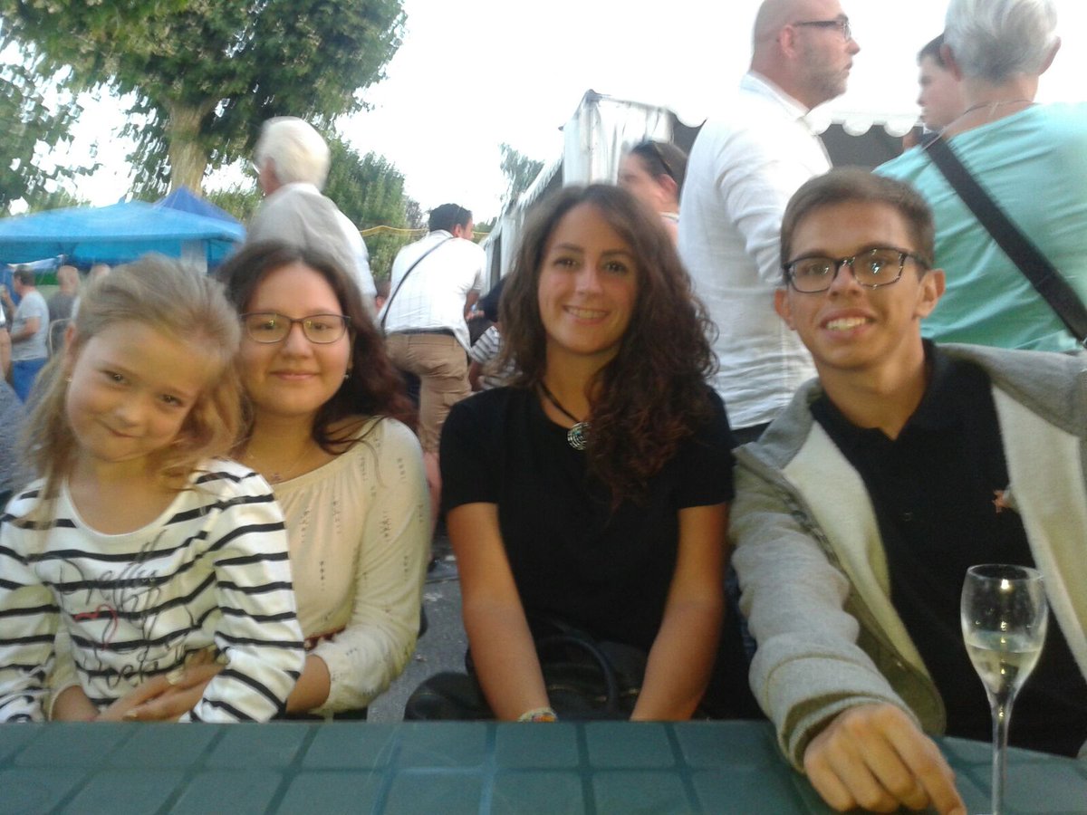 IntMobility's tweet photo. Les familles d'accueil Desfachelles, Czamar, Gascoin font découvrir la foire #sedan à leur étudiant BTS CI #erasmus https://t.co/PcJHNel10c