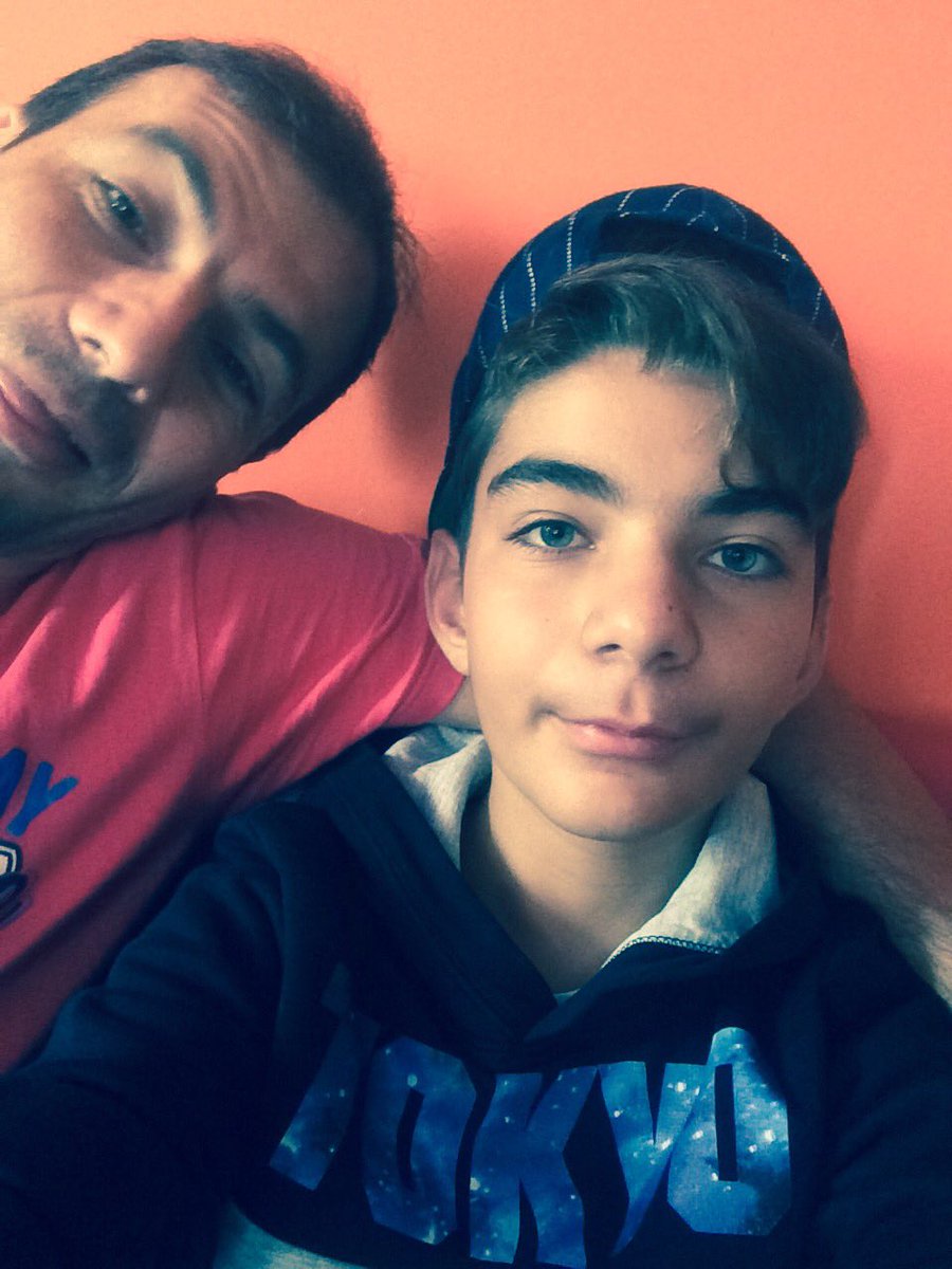 AregTGG's tweet image. With dad waiting for girls 😑😑😑😄😜 #withdad #Lotofhashtags #waiting