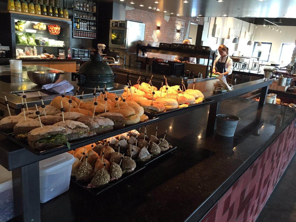 Morgen vanaf de vroege ochtend zijn we er weer voor #ontbijt #lunch #diner #werkplekken #vergaderingen #fijneweek