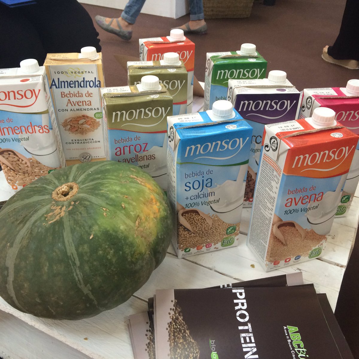 BioEcoActual's tweet photo. La marca catalana #Monsoy, està a @sanafiera amb el seu distribuidor per Italia #Biolog. https://t.co/yPcM8GuTju
