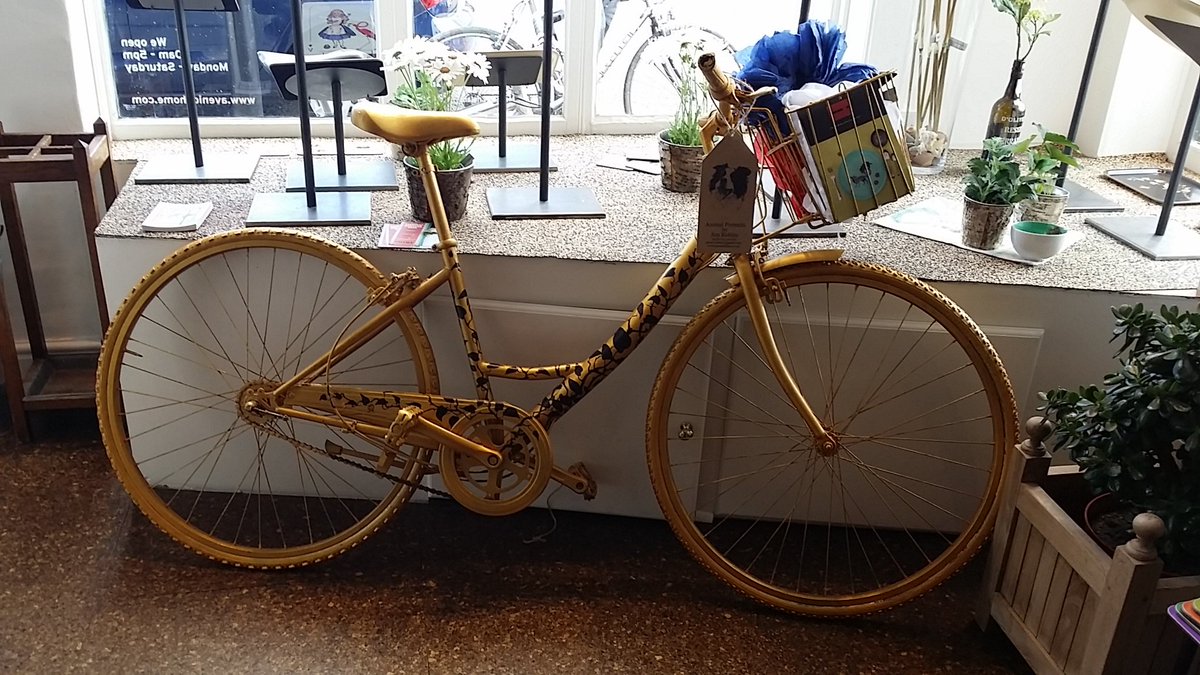 BristolCycle's tweet photo. @Avenida_Home @Better_bathnes @Love2cyclebath #Bathbiketrail #BathToB #ToB2016 4 Beautifully painted bike https://t.co/s065dUUL8x