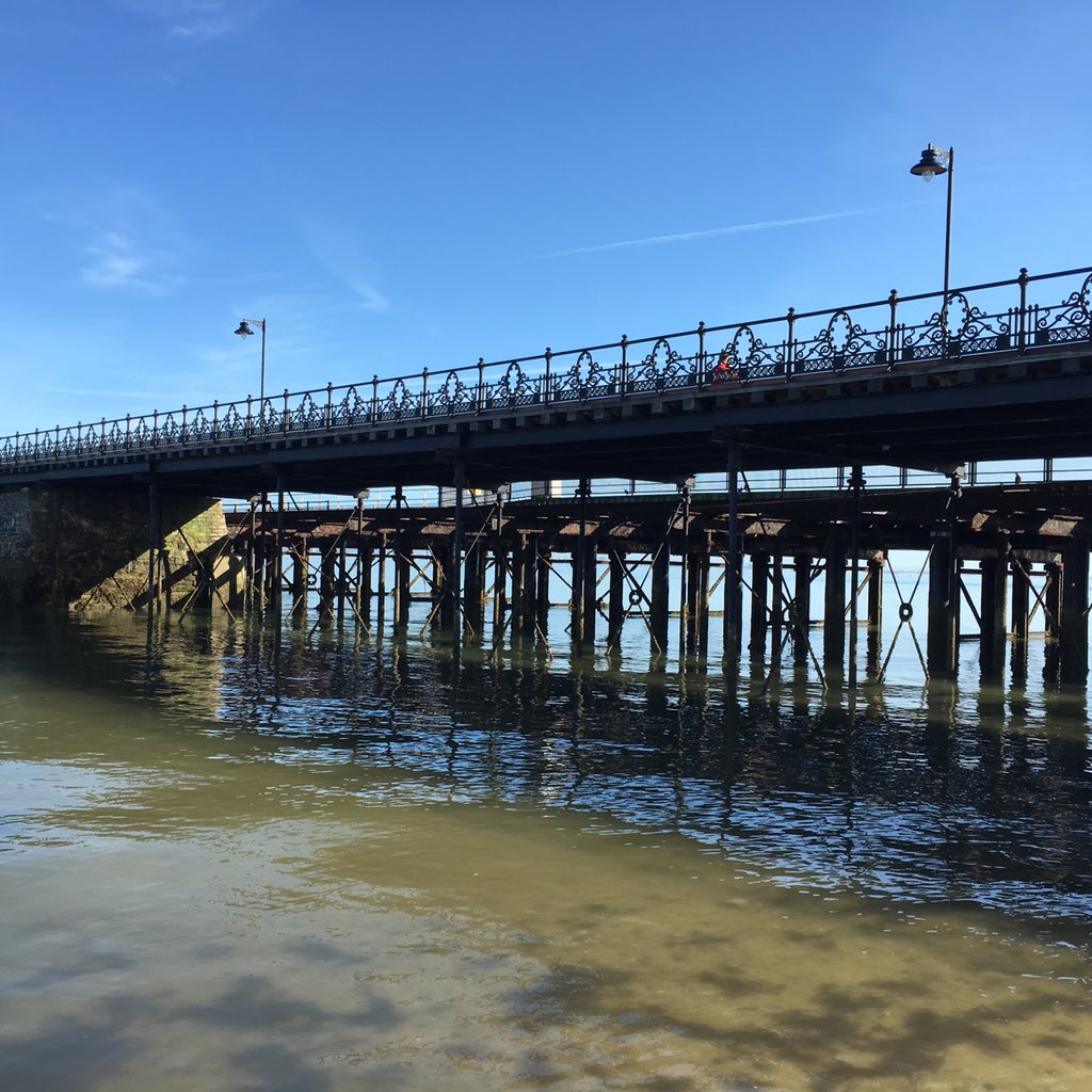 RideTheNetwork's tweet photo. Gives a whole new meaning to pier-to-pier...Brighton to Ryde with @rideox4...Ryde Esplanade at dawn...#ridebest https://t.co/7FwSzvUF04