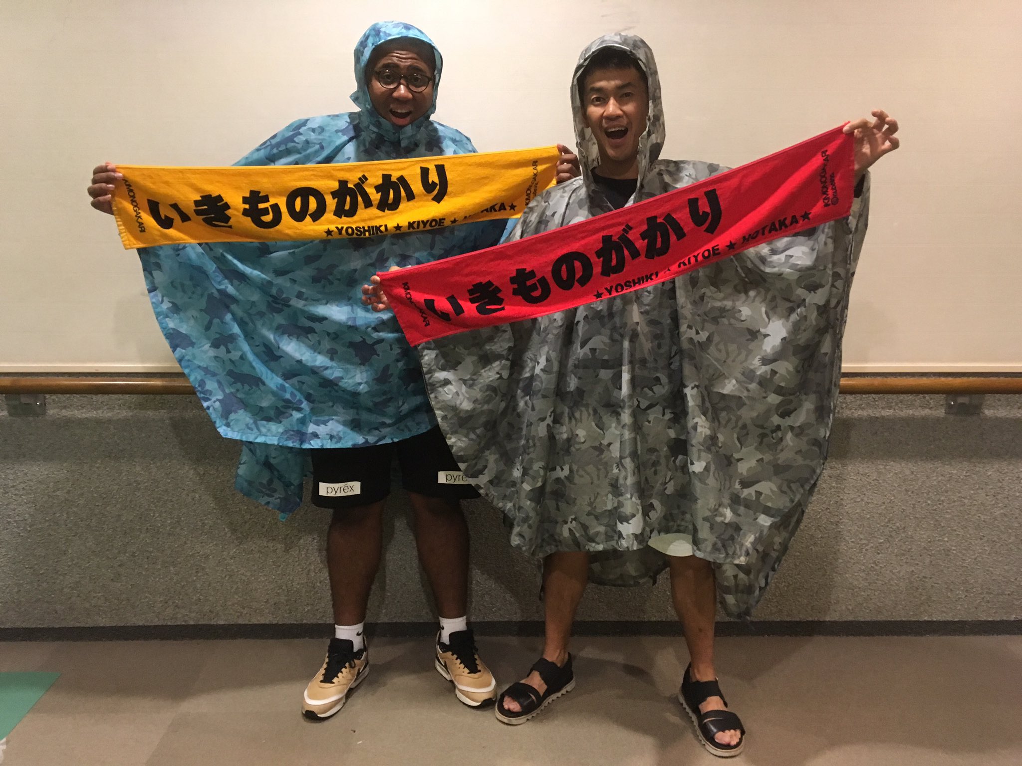 武井壮 いきものがかりの超いきもの 祭終了 雨が降ると思ってどうぶつ柄のレインコートお揃いで買って行ったのに全く雨降らず終わったので悔しいから着て記念撮影だけしといた いきものがかりさん10年間ありがとう 本当に感謝しています