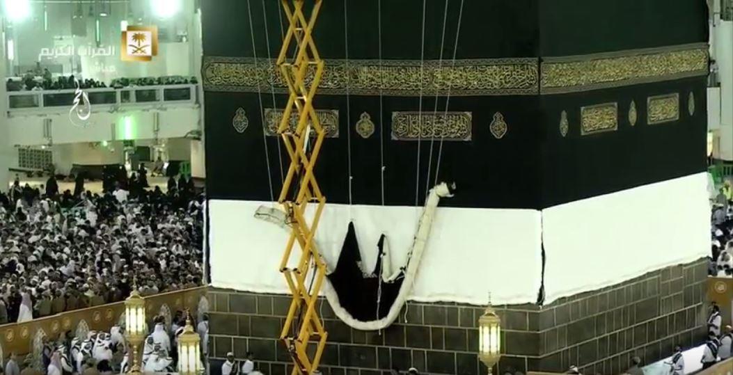 1yl's tweet photo. #الكعبة_المشرفة تكتسي بثوبها الجديد فجر #يوم_عرفة .. https://t.co/PT4Nm7o7XH