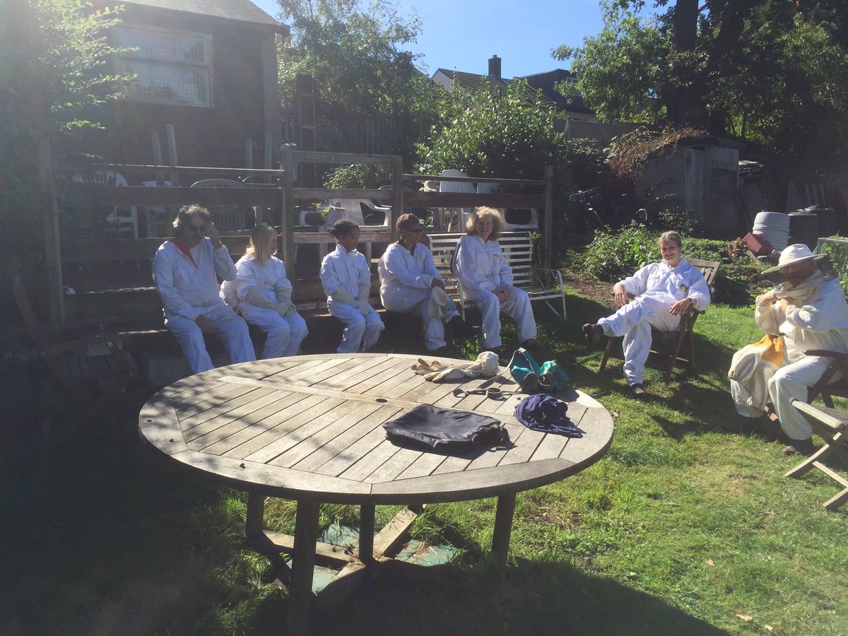bee7forestgate's tweet image. Bee7 on tour to neighbours at Brookfield allotment