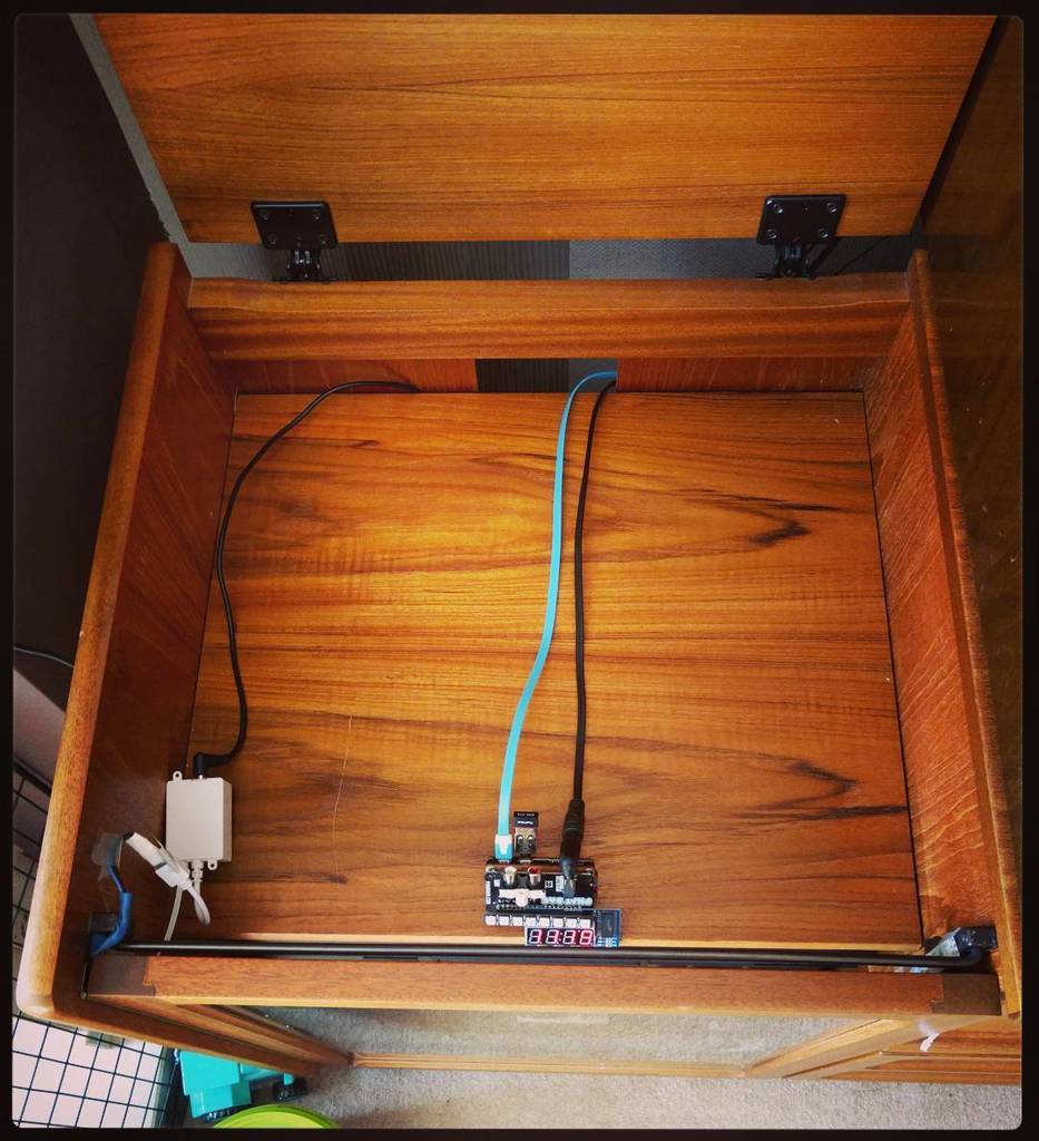 tallika_fan's tweet photo. #pizero and @pimoroni #phatdac looks a bit lost on the record player shelf. #pimusicbox #raspberrypi … https://t.co/FZtYRj6cNx