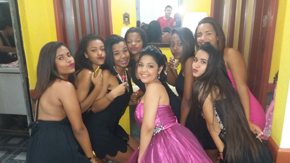 ThaynaSalles4's tweet photo. Ainda sobre ontem 😎😘 Arrocha bb 💃🍻 Xv da amg 💋❤ https://t.co/WzT655K3Ax