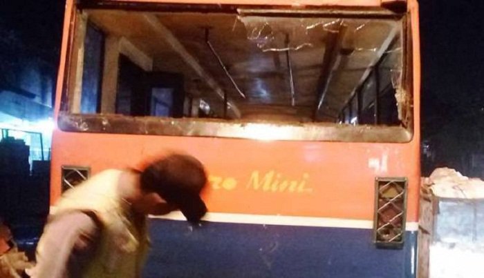 Polres Metro Depok Selidiki Kasus Gerombolan Orang Bermotor Rusak Metro Mini - tribratanews.com/polres-metro-d…