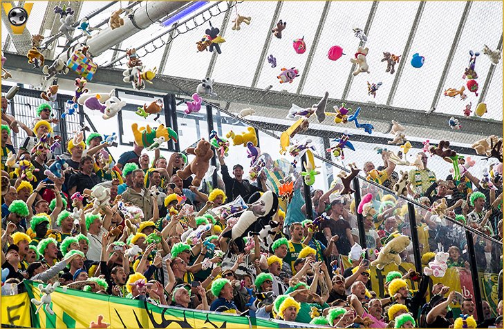 Wat een geweldige actie van de <a href="/ADODenHaag/">ADO Den Haag</a>-fans! ✌️🏻 #feyado #voetbalinside