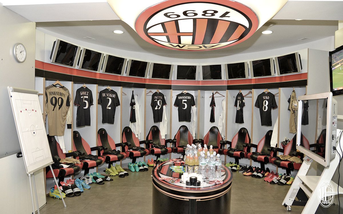 acmilan's tweet photo. #MilanUdinese starts in less than 2 hours! The 🔴⚫ locker room is all set at San Siro https://t.co/XpWrqQEuCL