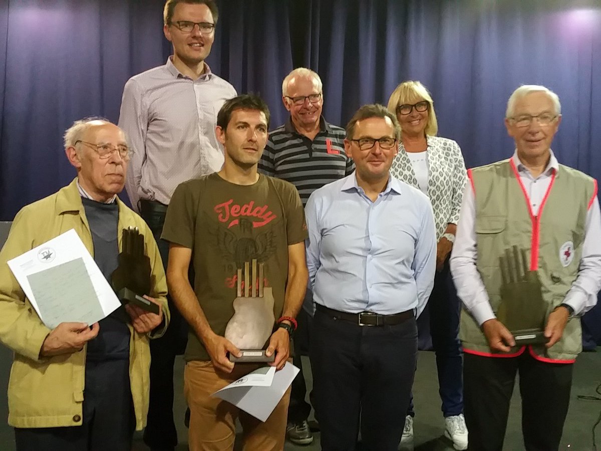 Les trois lauréats accompagnés de mr le maire et son équipe <a href="/FLeturque/">Frédéric Leturque 🇪🇺🇫🇷</a> <a href="/voixdunordarras/">lavoixdunord arras</a> <a href="/VilleArras/">Ville d'Arras</a> <a href="/GrandArras/">Com. Urbaine Arras</a>