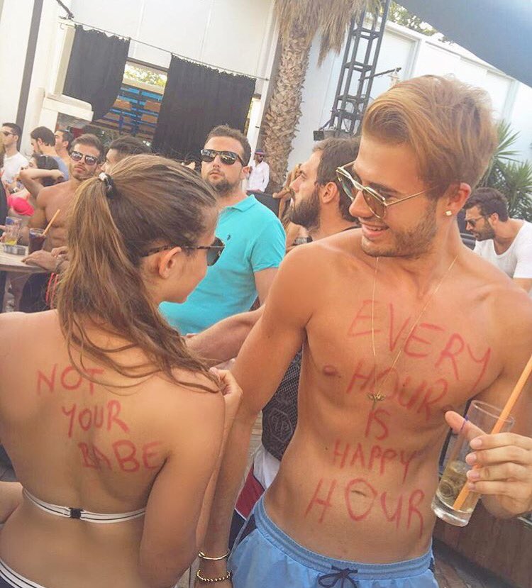 KafePiBeachClub's tweet photo. Türkiye'nin en iyi Happy Hour'unu kaçırmayın✌️ Saat 17:00'da herkesi sahnenin önünde istiyoruz 🤘🏻🤘🏻 https://t.co/vqpiV3u8GT