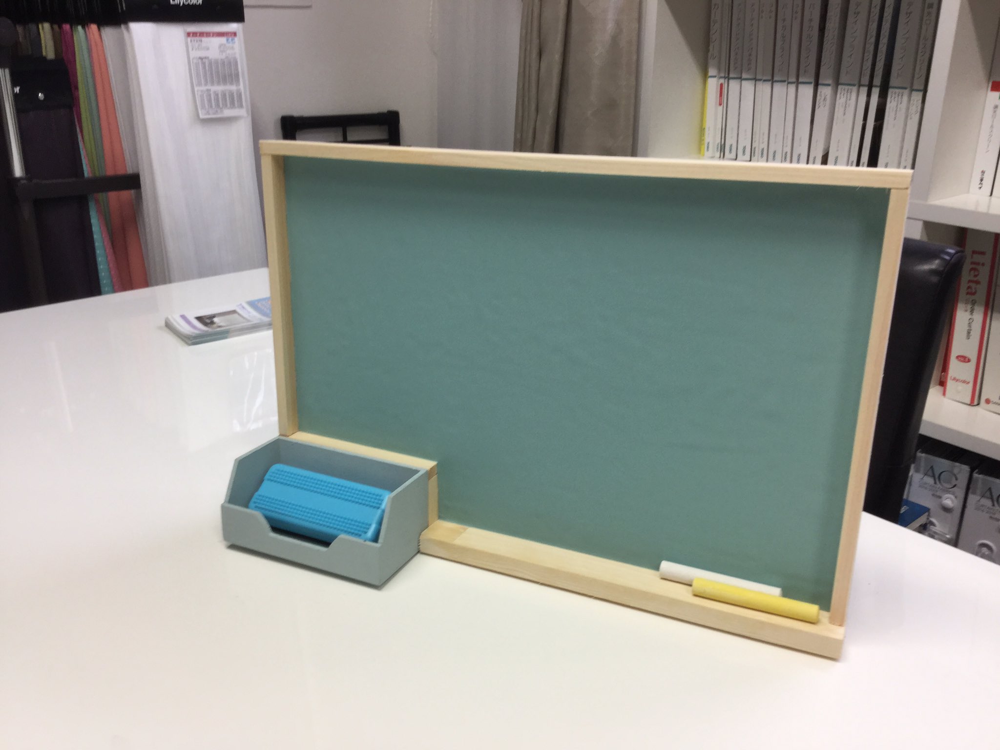 シオツキ装飾 サンゲツの 黒板クロス を使って ミニメッセージボードを作ってみました 遊び心ある楽しい壁紙です T Co O84iqhxdiu Twitter