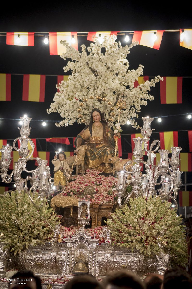 UnCofradeMas's tweet photo. Salida procesional de la Divina Pastora de Cantillana https://t.co/UtvXDxmxtJ #TDSCofrade #TDSActualidad https://t.co/5EXEwluJ9D