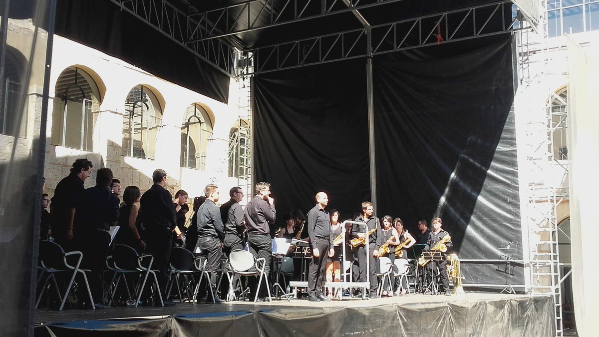fiestasVLL's tweet photo. Qué maravilla para los oídos y la vista estar disfrutando del concierto de Asoc. Musical Iscariense! #FiestasVLL2016 https://t.co/PgHVHcRy5q