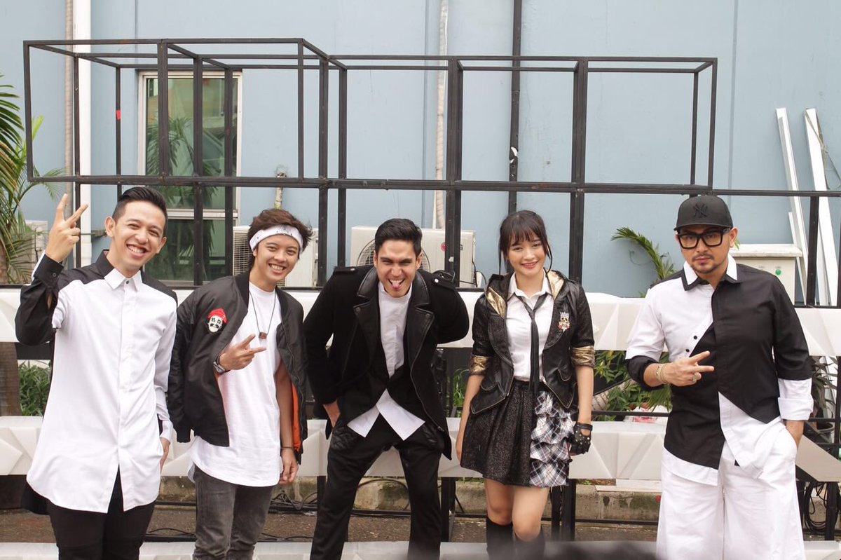 bismakarisma's tweet photo. Terimakasih yang udah pantengin #KINALJKT48danBISMAdiPENSI
@transtv_corp minggu depan jd juri lagi ga ya?!😜 https://t.co/U9gXSnBbWY