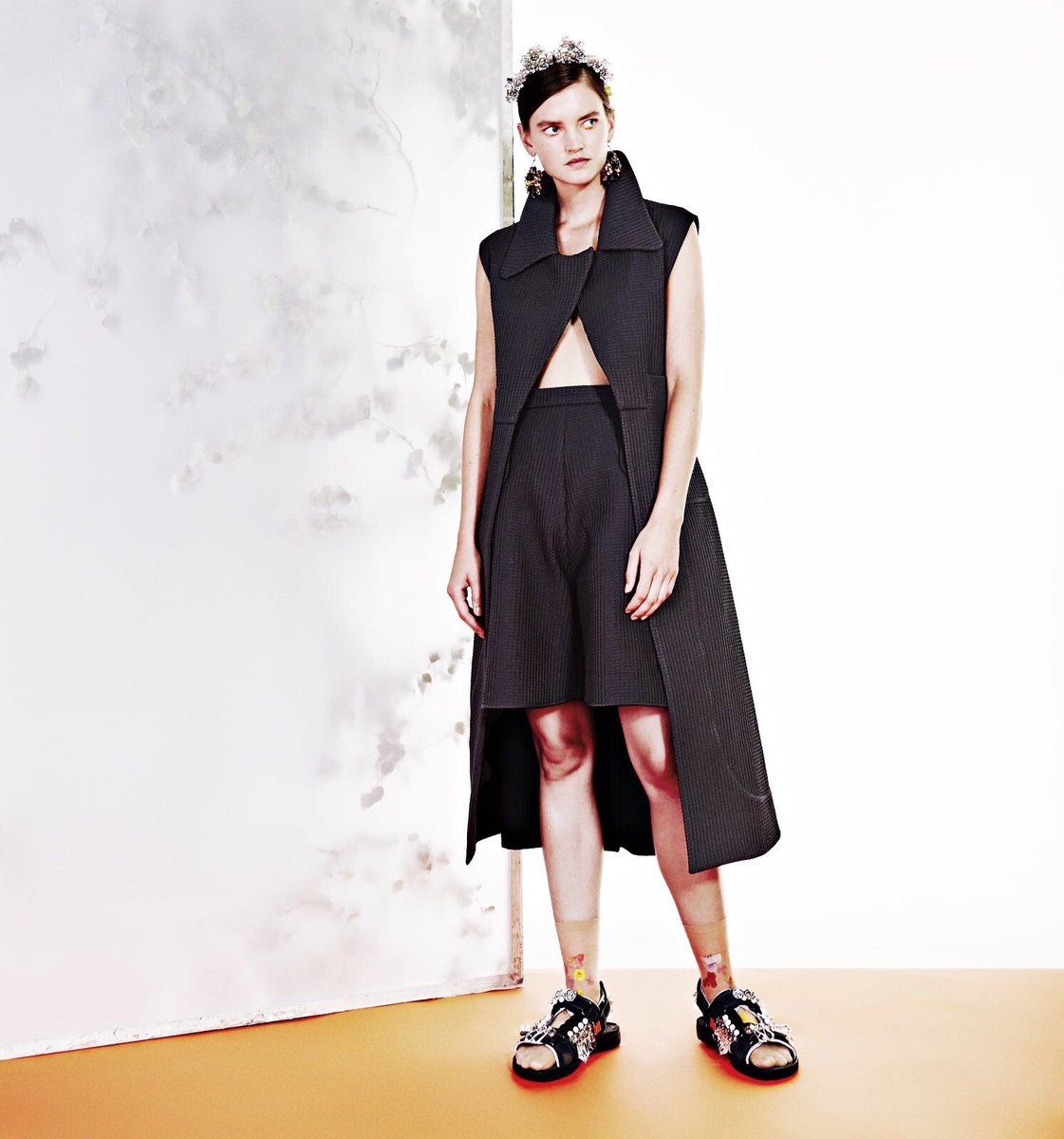longshawward's tweet photo. #Look15 #LONGSHAWWARD #SS17 #fashionweek #pfw https://t.co/QHHO6ktZxP