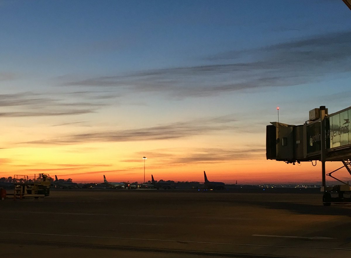 Floxie10's tweet photo. Buen día desde #AeropuertoEzeiza! Feliz domingo para todos! 🙋🏻❤️✈️🌏 https://t.co/lKhU9xVffO