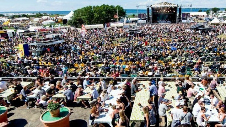 giraffestival's tweet photo. Tilbageblik til en 🌞 sommer der aldrig ender. ☀️🌞 #llf16 #langelandsfestivalen #langelands… https://t.co/HAWDDwcLp9 https://t.co/nv0OjlozvM
