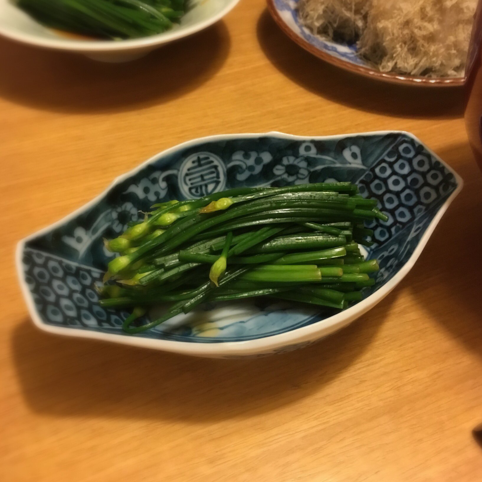 寿木けい 花ニラのお浸し 花ニラは40秒ほど茹でてザルにあげる 香りが飛んでしまうので水にはさらさない 昆布だし 煮切り味醂 醤油 塩で調えた汁に分 浸ける スーパーに並んでいた最後の一袋 甘くてシャキシャキ T Co Bxncdgnls3