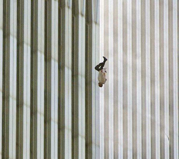 xrustynailx's tweet photo. The Flying Man, di Richard Drew
"La più potente immagine di disperazione scattata all'inizio del ventunesimo secolo" https://t.co/AF4qeYC8r5