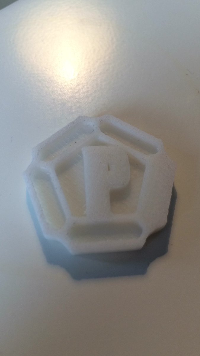 pixelnerds_de's tweet photo. Unsere ersten 3D Druck Tests. P.s. Der Drucker ist besser als der, der das Foto gemacht hat :) https://t.co/RzxeIgh3U7