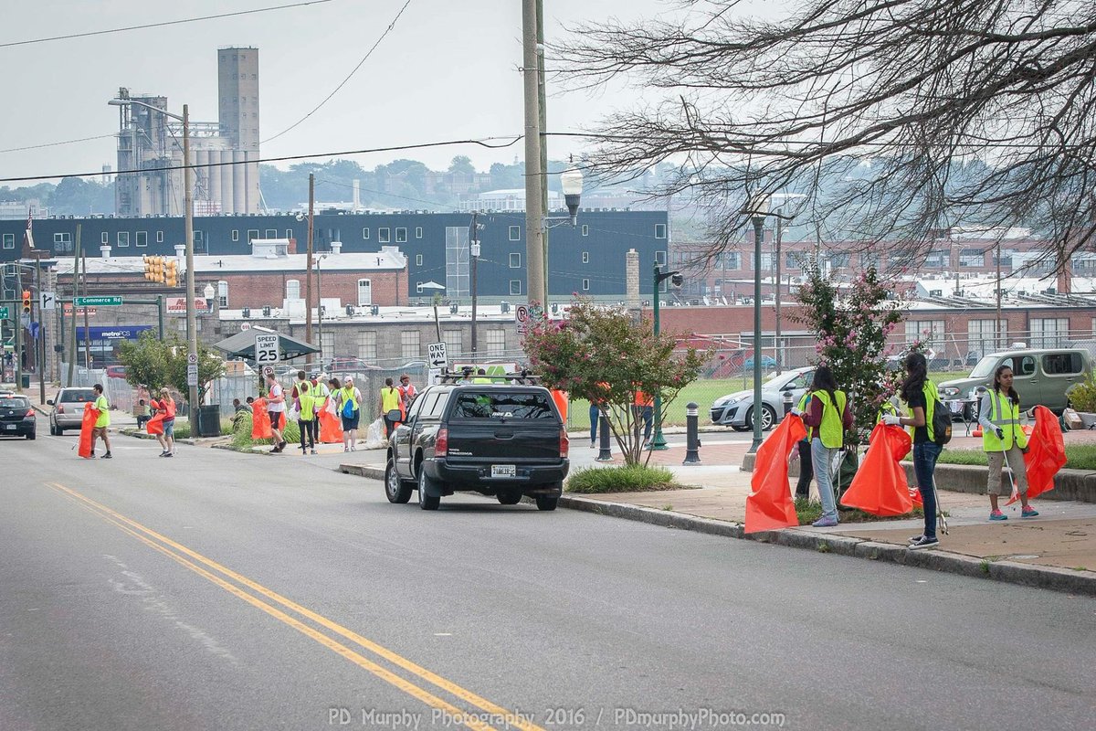 RVACleanSweep's tweet photo. 43 volunteers + ~2.5 hours = 51 bags of litter. Check out more pics: https://t.co/0KX4VXQ01m #RVA @PDMurphy_Photo https://t.co/DX8yJlB8Y9