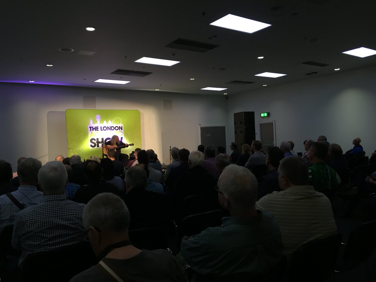 It's a full room for our <a href="/prestonreed/">Preston Reed</a> masterclass, at #LondonAcousticShow #percussiveguitar
