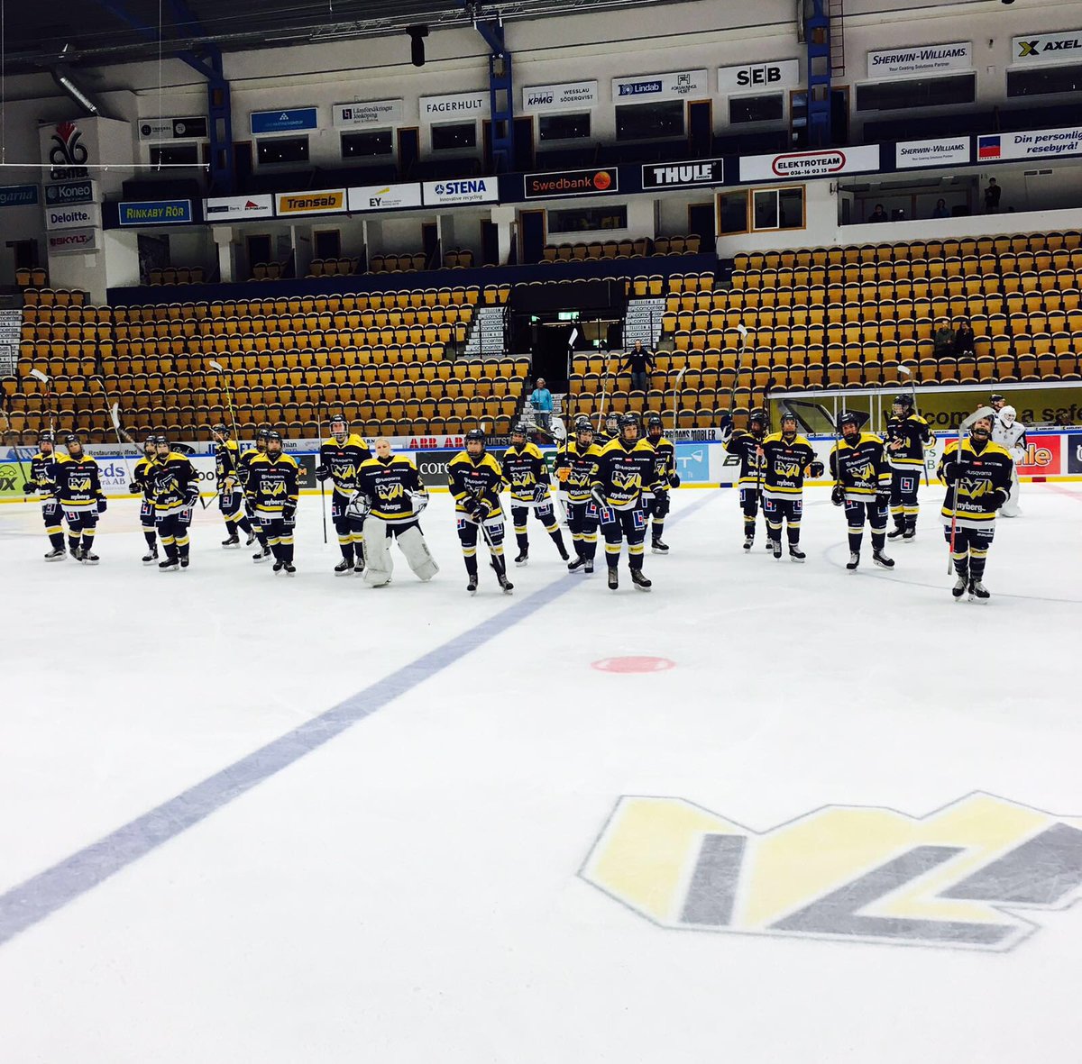 HV71damlag's tweet photo. Vi vinner dagens match med 5-1 mot Sundsvall och tar med oss full pott efter helgen! #hv71dam #hv71 https://t.co/YlxyJ8rLuN