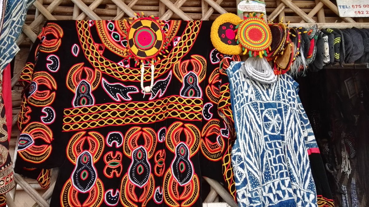 IRepCamer's tweet photo. #Culture #Fashion Traditional outfits #CMR Toghu(L) & Ndop (R) #AroundCameroon #iRepCamer #TrendCamer Happy Sunday https://t.co/tJcr5FGRfI