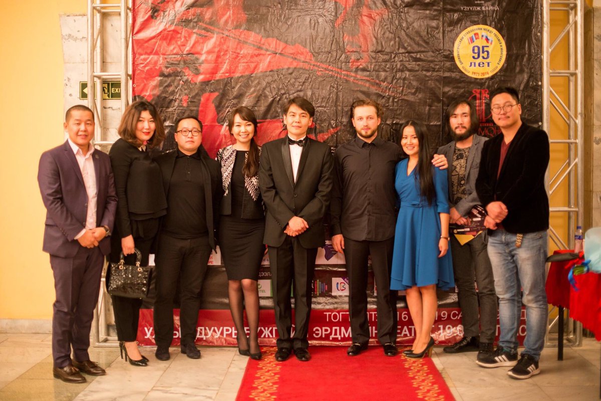baigali_violin's tweet photo. Хийлч Павел Милюковын тоглолтын эргэн тойронд... #tb #somepics https://t.co/481R0eOnsK