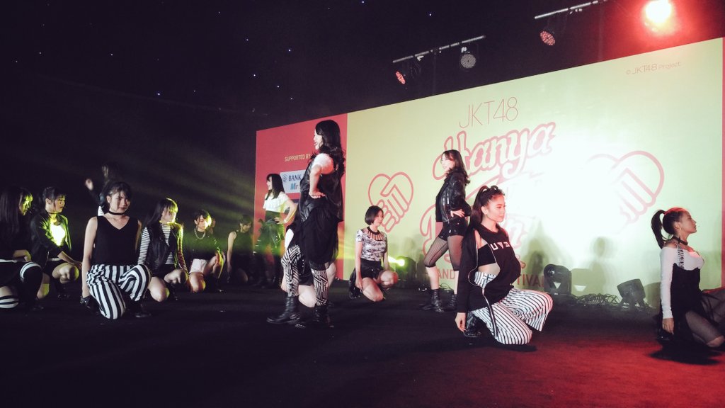 officialJKT48's tweet photo. #JKT48HanyaLihatKeDepanHS Mini Live Performance M04. How Come (Team KIII) https://t.co/ACQyBq8zqf