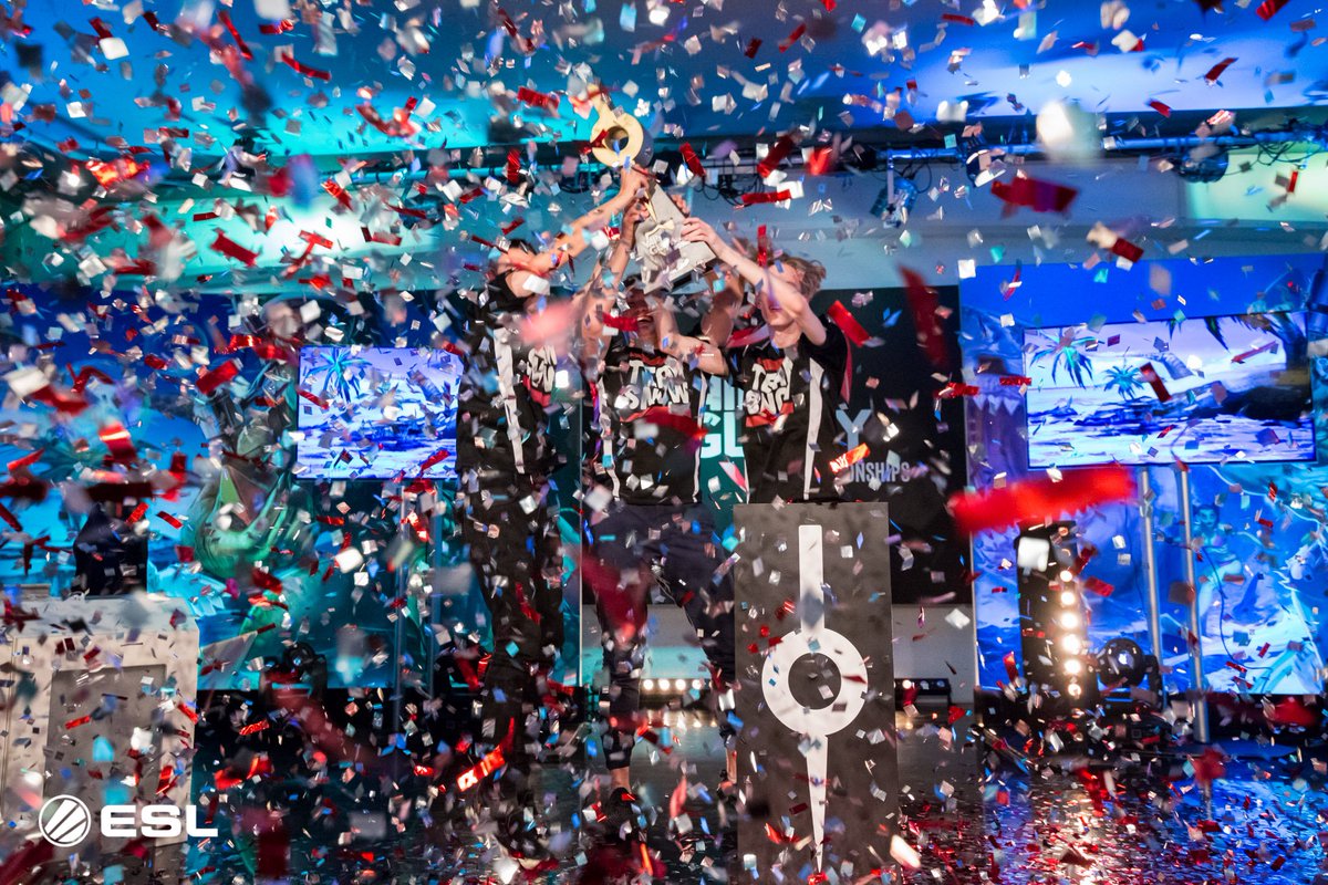 VaingloryDE's tweet photo. HERZLICHEN GLÜCKWUNSCH @TeamSNOWvg
Ihr seid die neuen CHAMPIONS - Danke für atemberaubende Matches!
#vainglorylive https://t.co/ov9I315Jf9