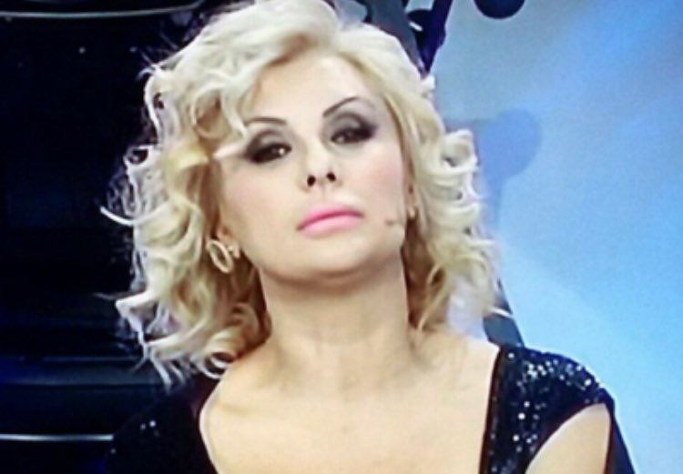 LegsOpenOrNot's tweet image. Tina Cipollari