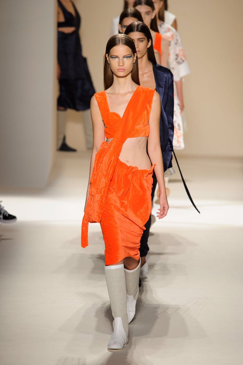 Rétro flowers, crushed velvet for a loosersilhouette and a free spirit:it's the look by <a href="/victoriabeckham/">Victoria Beckham</a> #SS17 #NYFW