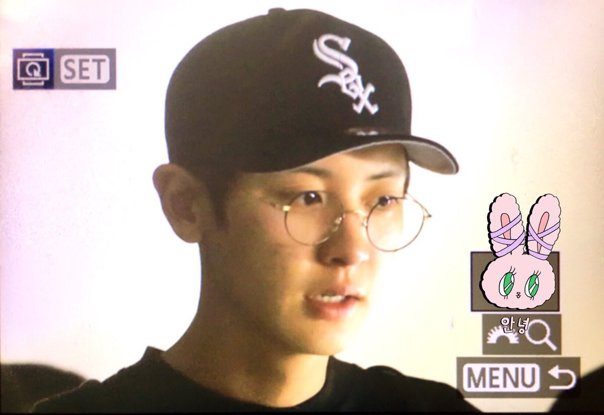 SMent_EXO's tweet photo. [PREVIEW] 160912 #EXO Chanyeol at BKK airport cr. Puppy921127 https://t.co/98FJEqDHxT