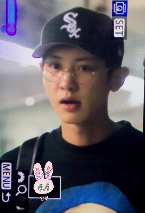 SMent_EXO's tweet photo. [PREVIEW] 160912 #EXO Chanyeol at BKK airport cr. Puppy921127 https://t.co/98FJEqDHxT