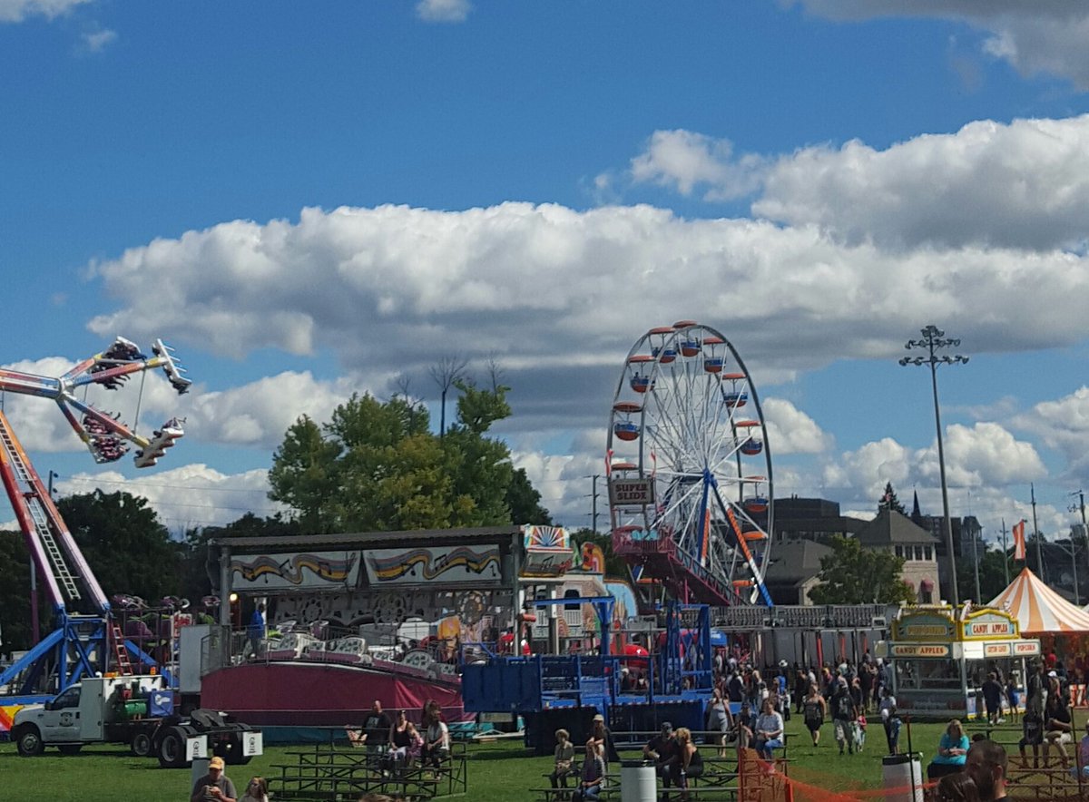 1075daverocks's tweet photo. Gorgeous day for the #cambridgefallfair https://t.co/UMn5JassKC