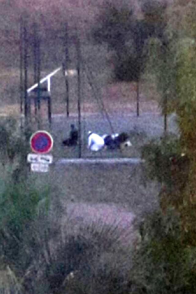 OnlineMagazin's tweet photo. 🆘‼️🐸🔥 France - Cagnes-Sur-Mer: children played on the square football, moslems chase away the kids so they can pray. https://t.co/efoFOIkS2I
