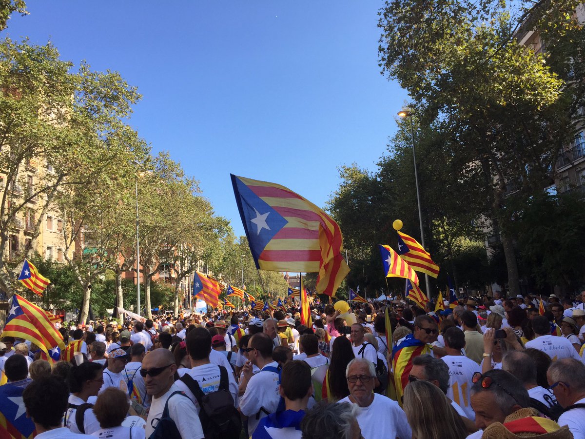 andreufrancisco's tweet photo. El #tram40 una hora abans de les 17:14h estem aquí per assolir la #RepublicaCatalana https://t.co/pjGSyVdqXB