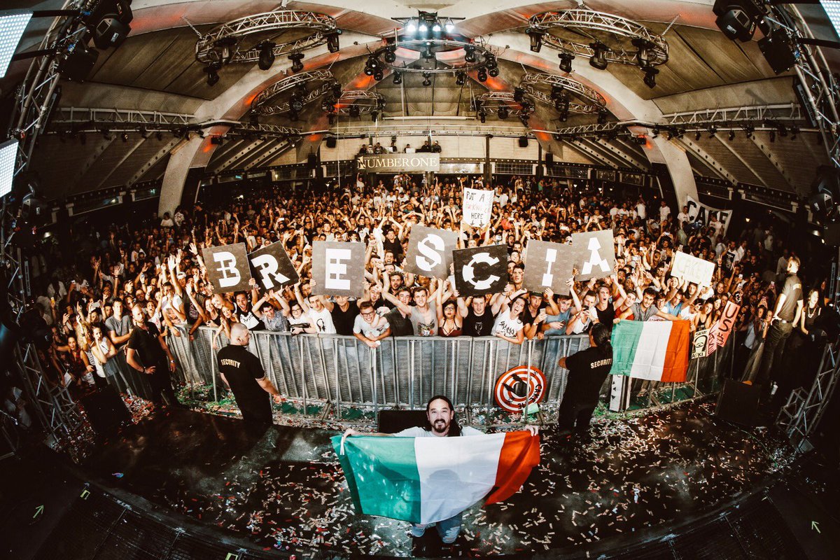 Two Italian shows last night & this was my second in Brescia. Love this club and this crowd. 🖖🏼🖖🏼🖖🏼🌟🌟🌟 https://t.co/hzUuM6d75r