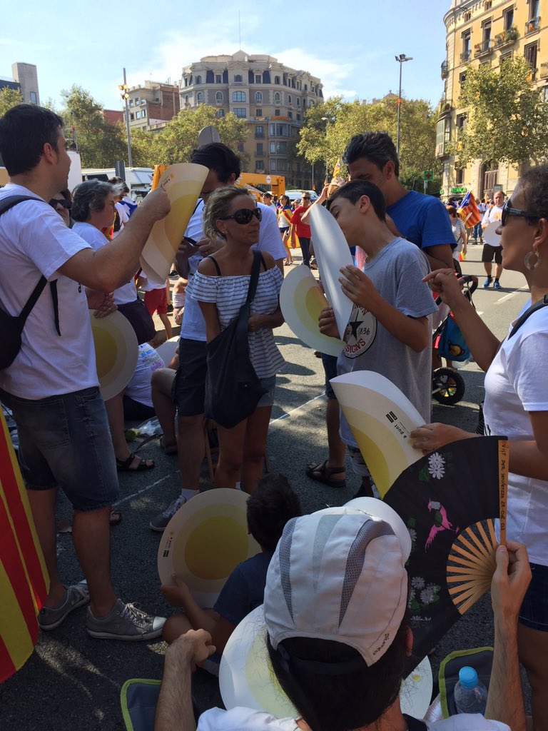 tarjur's tweet photo. #apunt i amb #ombra #diada #tram38 o potser #tram37 https://t.co/z74FugV8RT