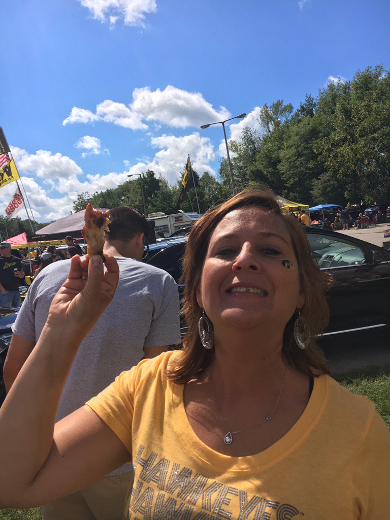 ejrodie's tweet photo. Everyone stop what you're doing and love life as much as mom loves this chicken wing. https://t.co/AtXFZm4Vtk