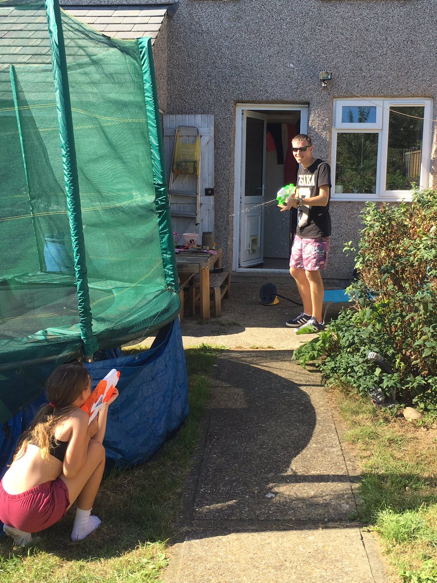 KathleenHands77's tweet photo. @LarchwoodPS Enjoying this glorious weather #WaterGunFun :) https://t.co/zZErlNCAEE