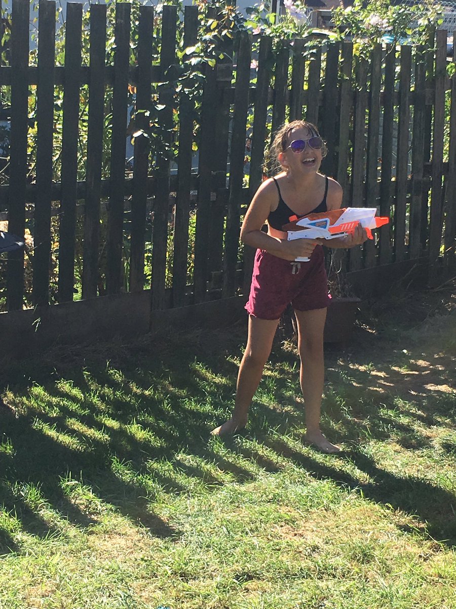 KathleenHands77's tweet photo. @LarchwoodPS Enjoying this glorious weather #WaterGunFun :) https://t.co/zZErlNCAEE